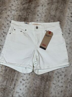 NWT Levi's White Mid-Length Denim Shorts, Size 2/W26